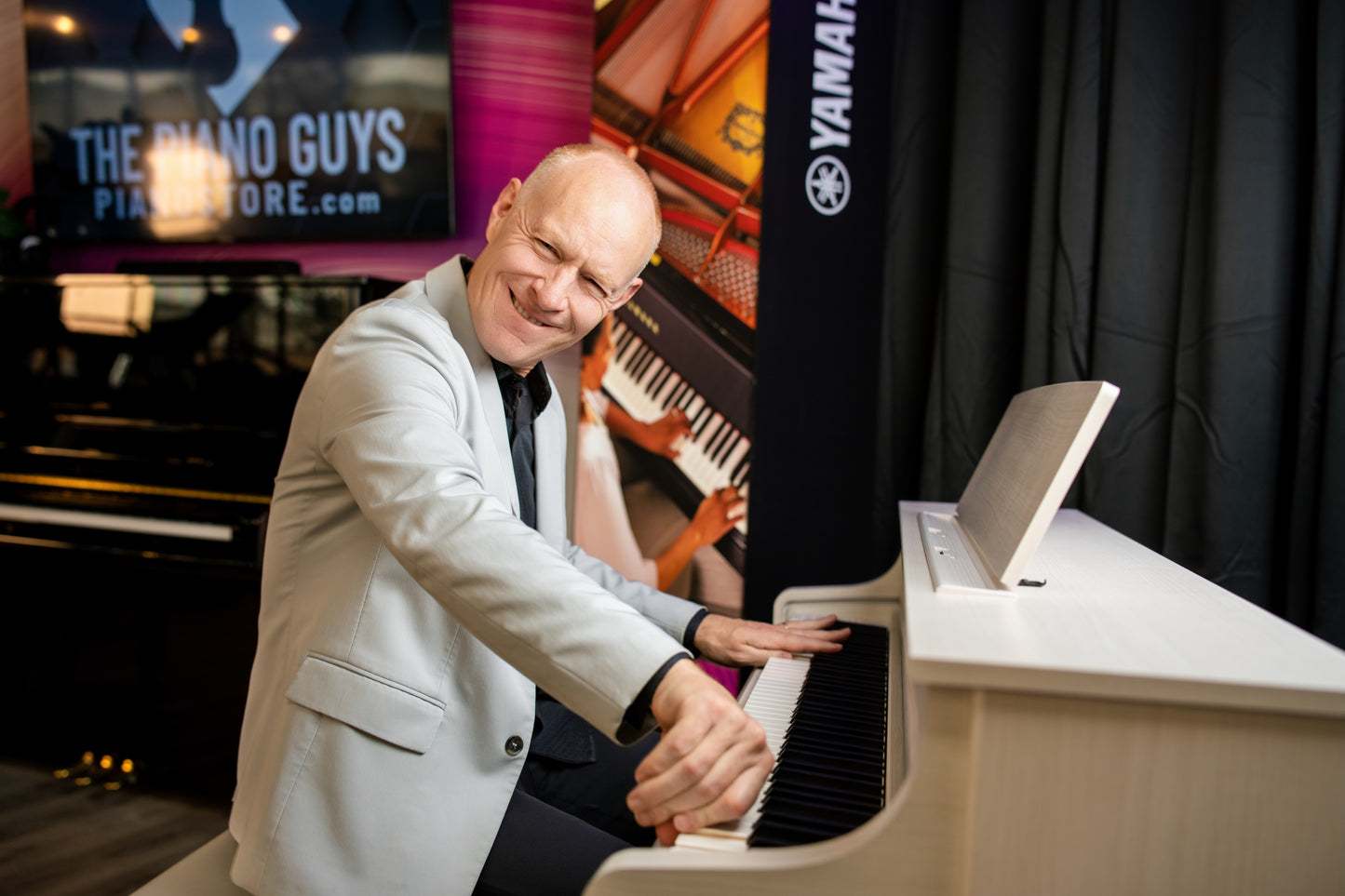 CLP845 - Clavinova console digital piano with bench