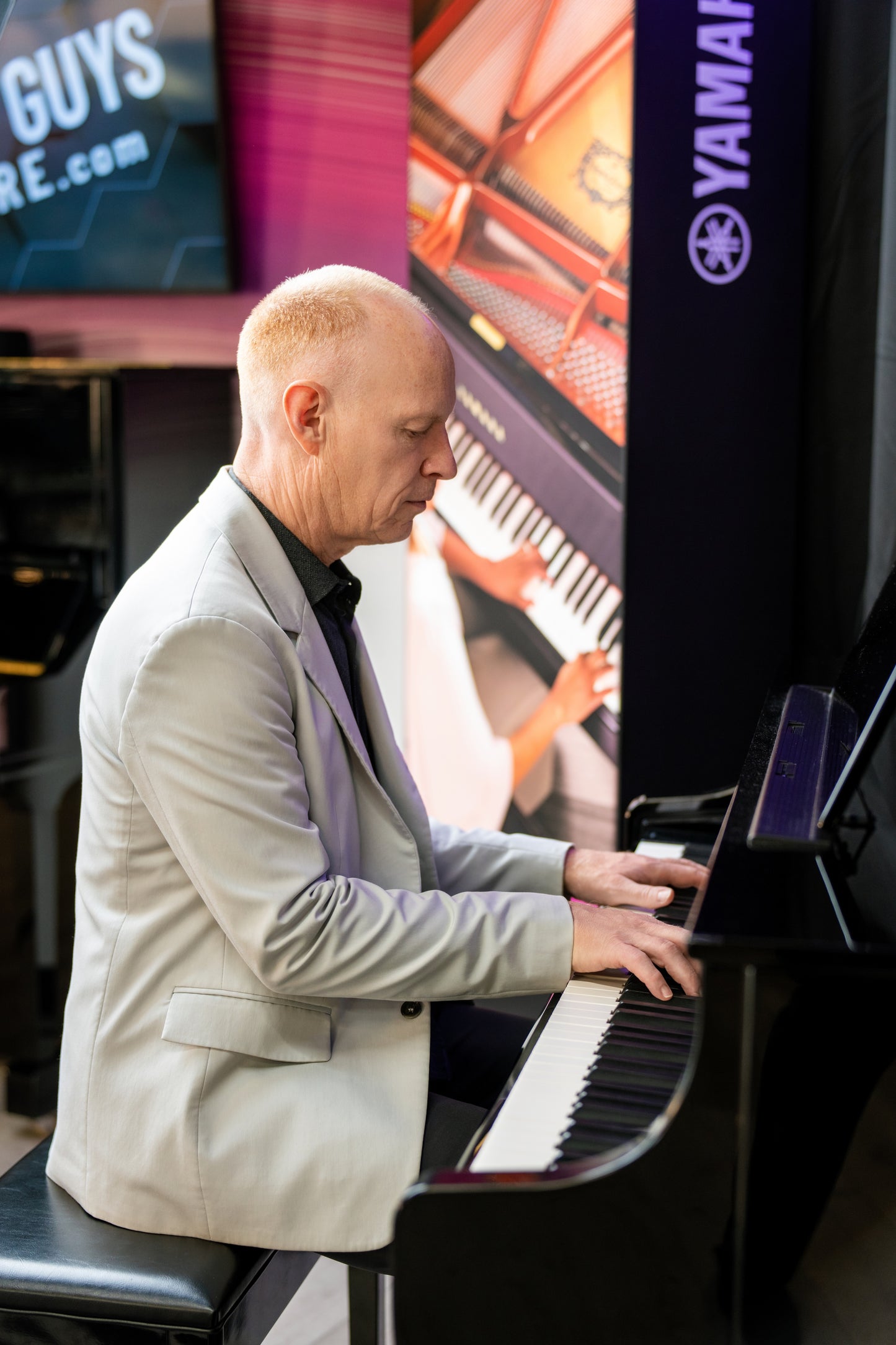 CLP875 - Clavinova console digital piano with bench