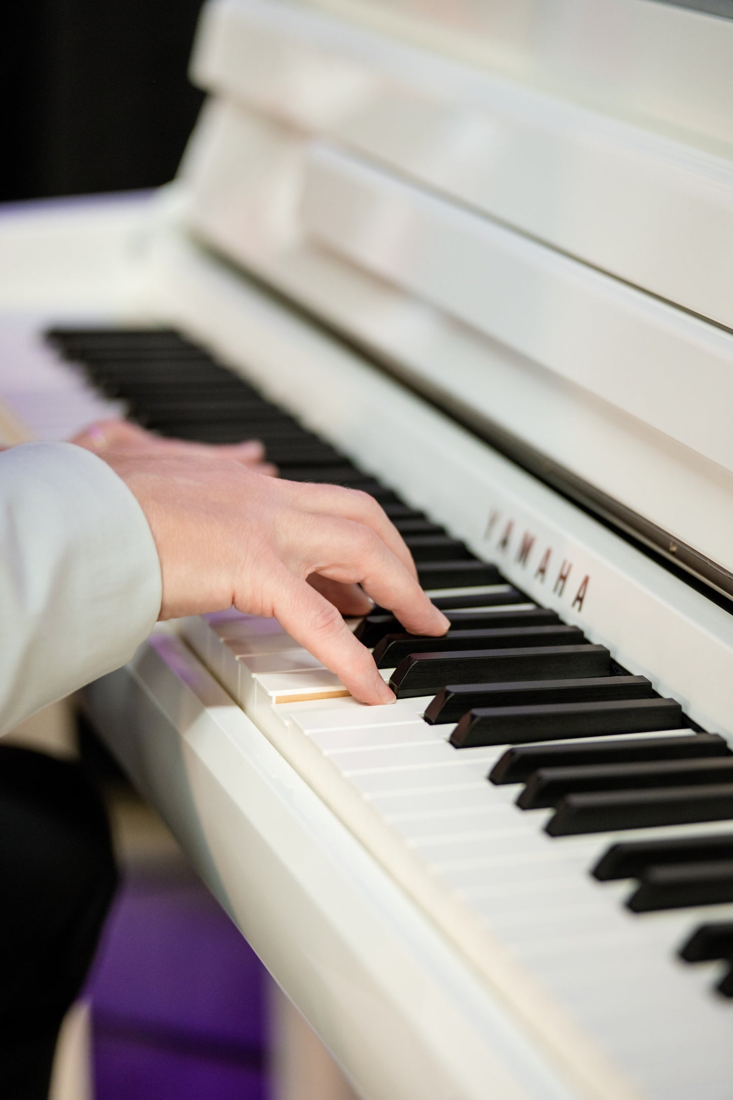 CLP885 - Clavinova console digital piano with bench