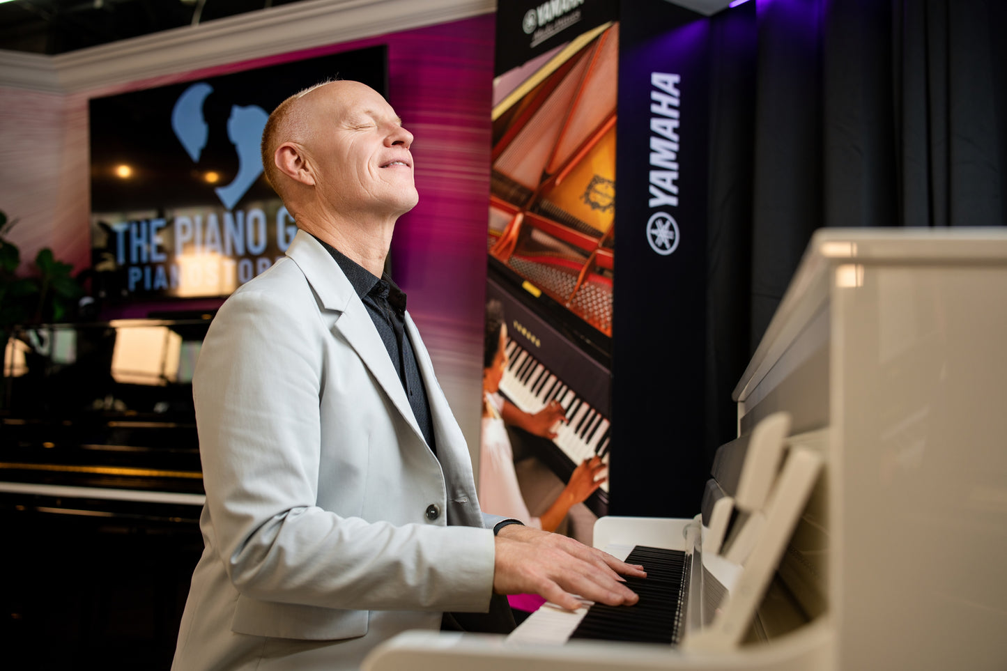 CLP885 - Clavinova console digital piano with bench