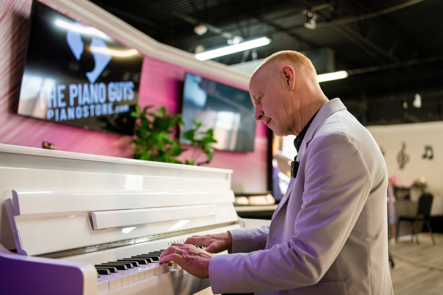 CLP885 - Clavinova console digital piano with bench
