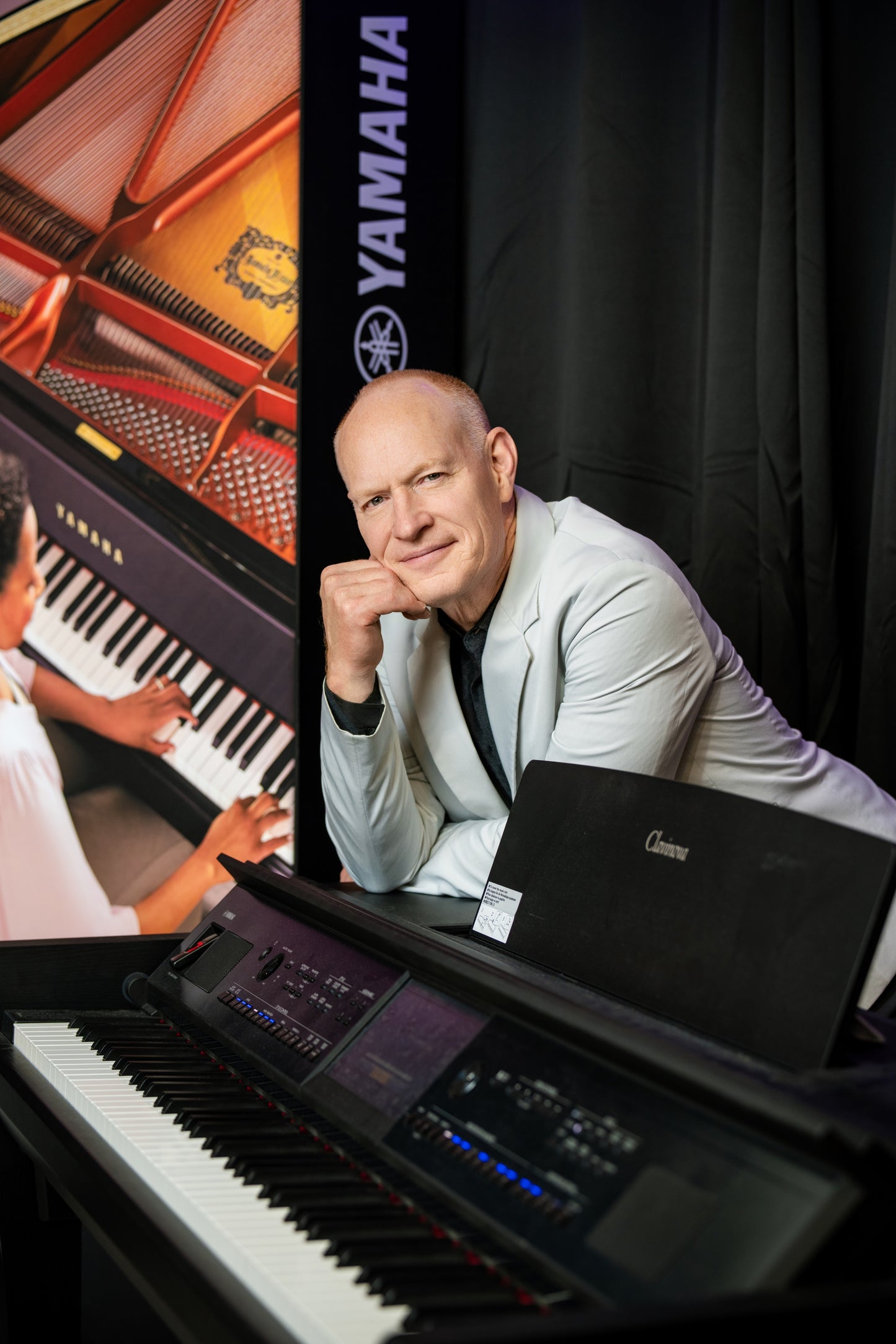 CVP909 - Clavinova ensemble digital piano with bench