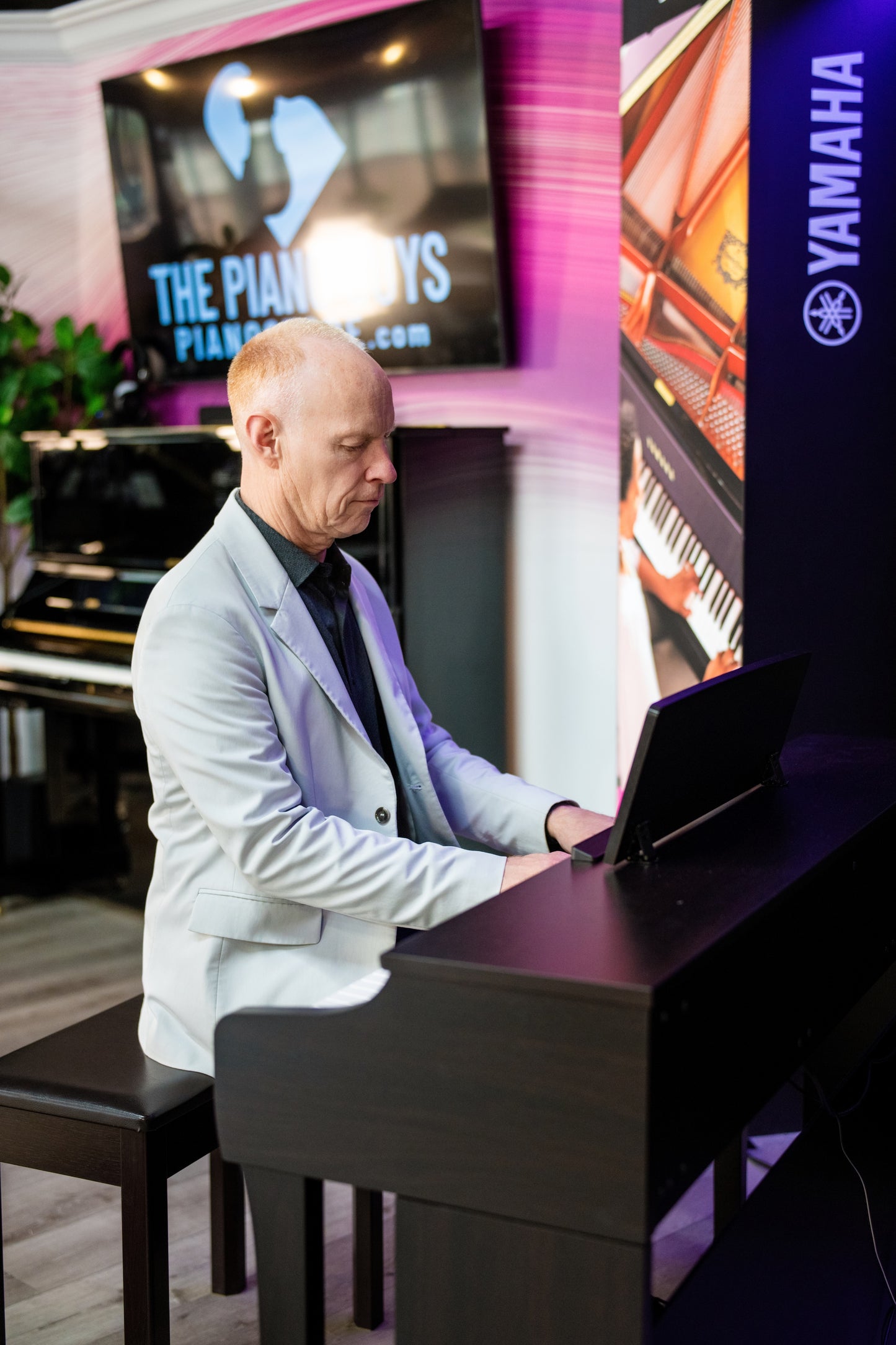 CLP825 - Clavinova console digital piano with bench